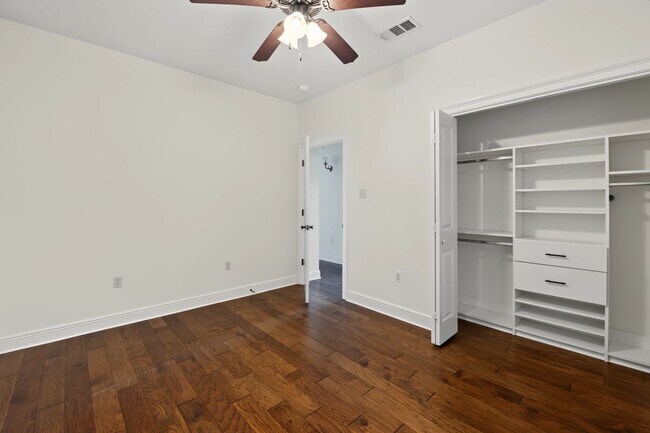 Building Photo - 404 Golden Leaf Ct