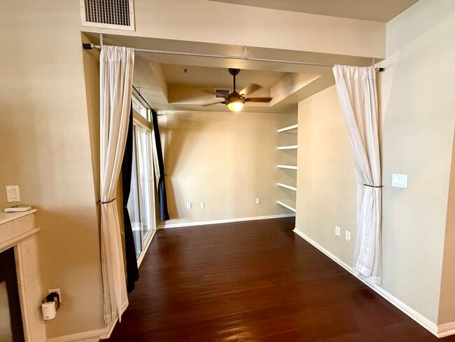 Building Photo - Spacious Bankers Hill Studio | In-Unit Laundry | A/C | Fireplace | Pool & Gym | 6-Month Lease