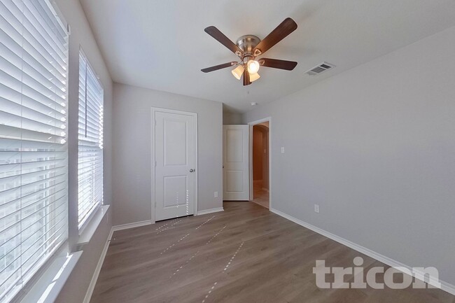 Building Photo - 881 Darst Dr