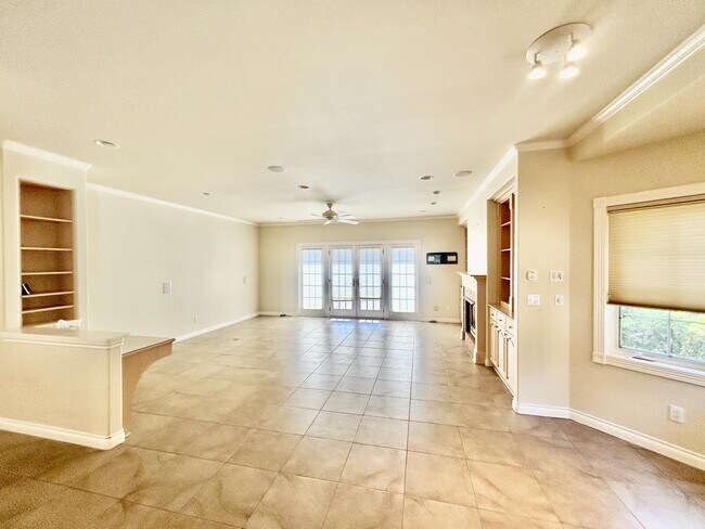 Building Photo - 560 E Maberry Dr