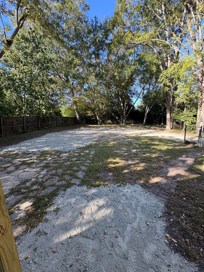 Building Photo - 527 E Cambridge Ave