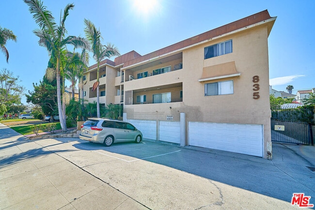 Building Photo - 835 S Norton Ave