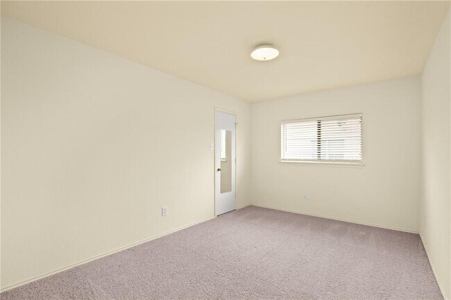 Building Photo - 2204 Cottontail Dr