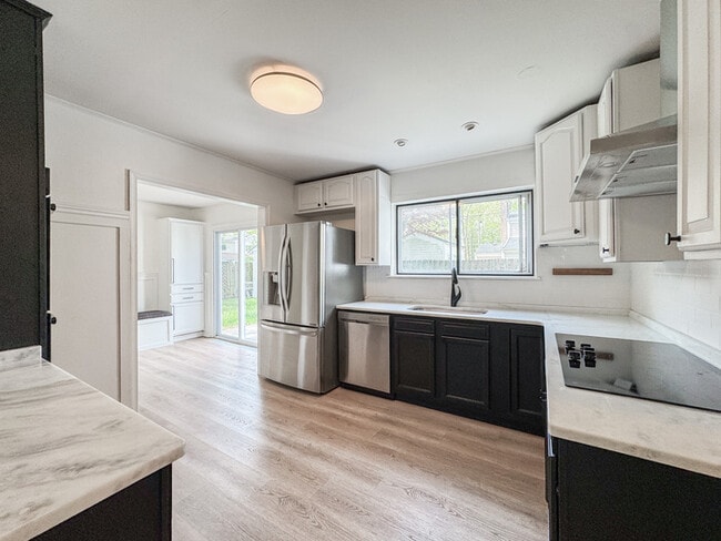 Building Photo - COME MEET YOUR NEW HOME IN KINGS GRANT!