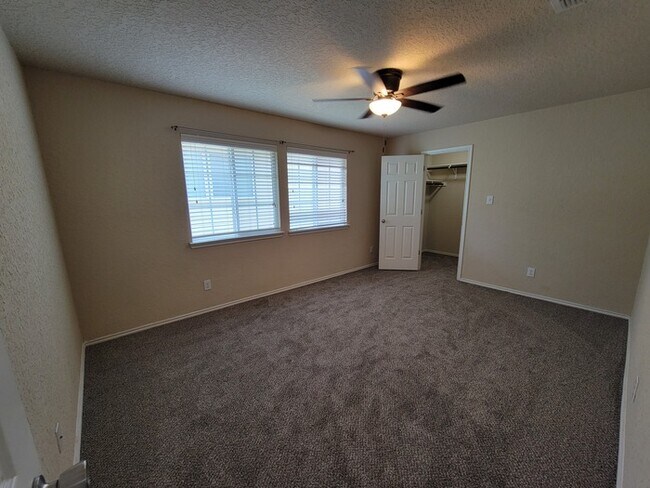 Building Photo - Charming 4 beds 2 baths in San Antonio!