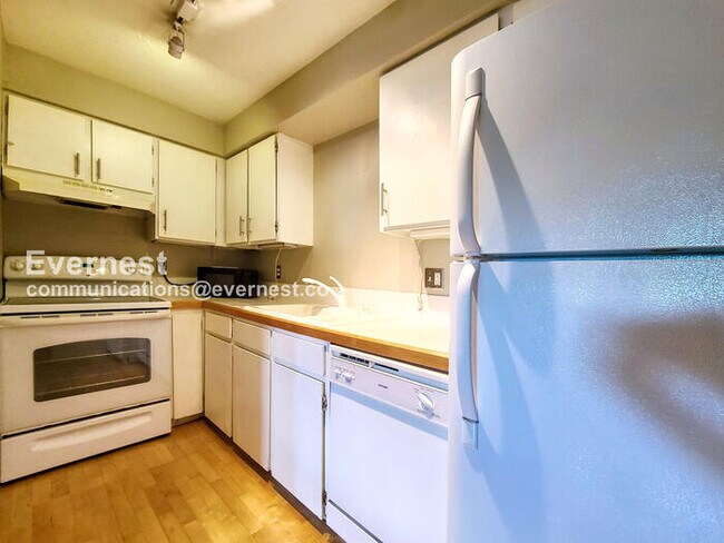 Building Photo - PROMO:  $500 off first month's rent with 1...