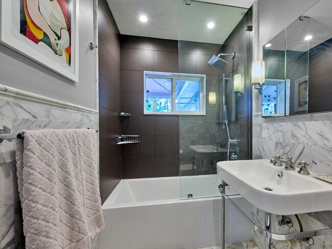 Building Photo - 301 NW 3rd Ct