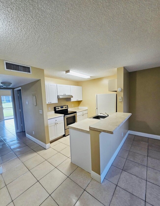Building Photo - 1605 Meadows Cir