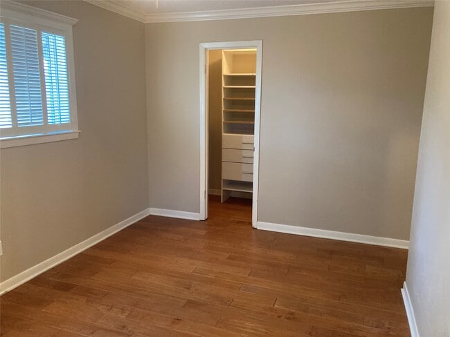 Building Photo - 9250 Rockhurst Dr