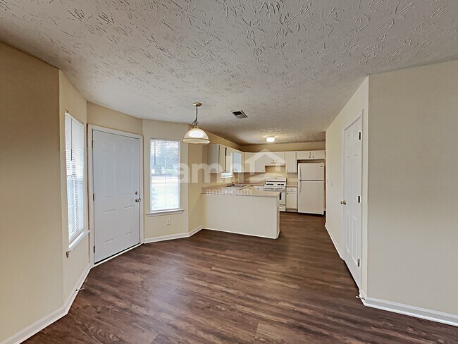 Building Photo - 300 Carriage Lake Ln