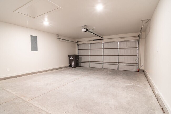 Building Photo - 2060 Acacia Ln