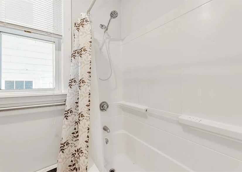 Building Photo - 6 Priesing St