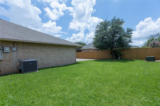 Building Photo - 4910 Ledgestone Dr