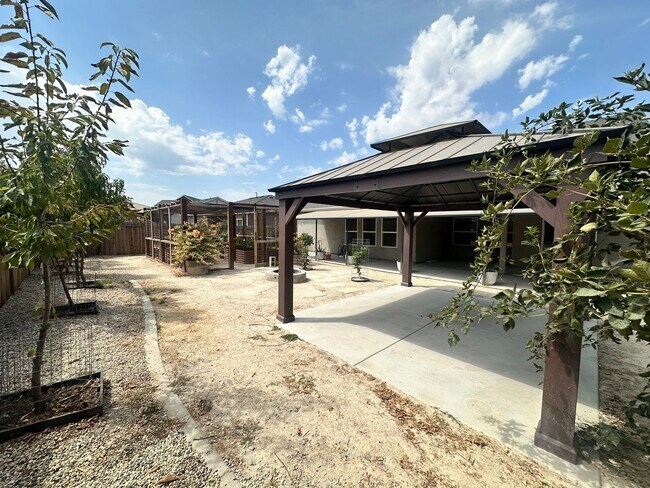Building Photo - 2548 N Kayenta St