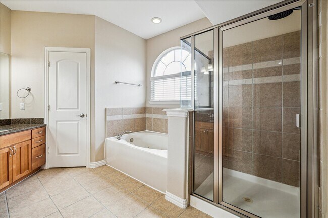 Building Photo - 5629 Dolores St