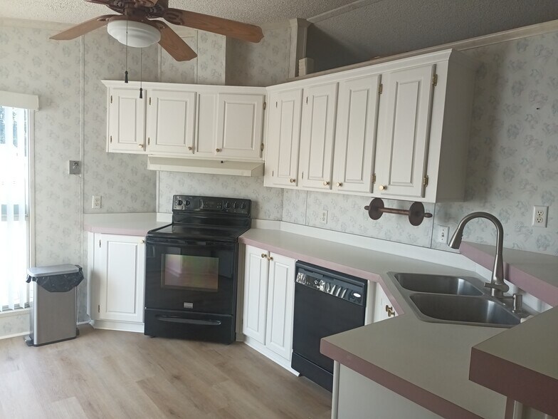 Building Photo - 841 W Colonial Cir