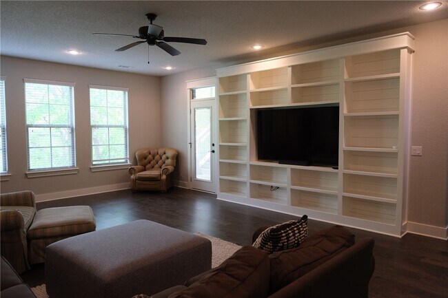 Building Photo - 2200 NW Small Oaks St