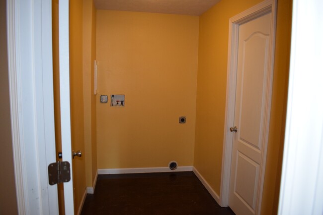 Building Photo - Beautiful spacious home in Waynesville