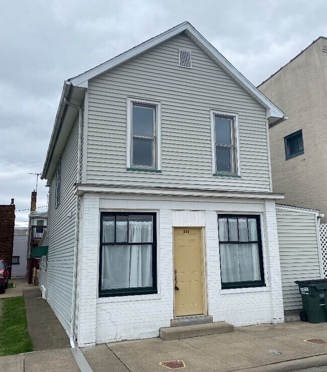 Primary Photo - 215 Center St