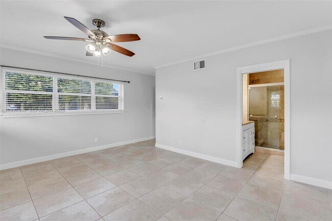 Building Photo - 812 Holly Ln