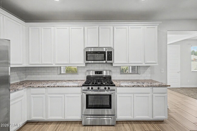 Building Photo - 327 W Tamarack Dr