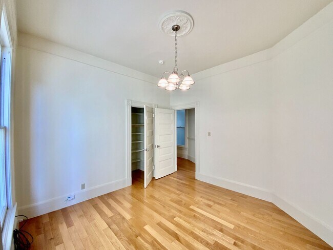 Building Photo - Full Floor Flat. PARKING! IN-UNIT LAUNDRY!...
