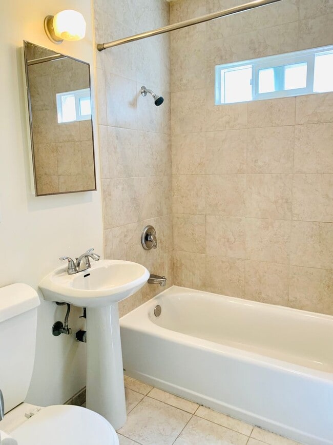 Building Photo - BAYSIDE STUDIO IN MISSION BEACH - ONLY $ 1,595/mo!