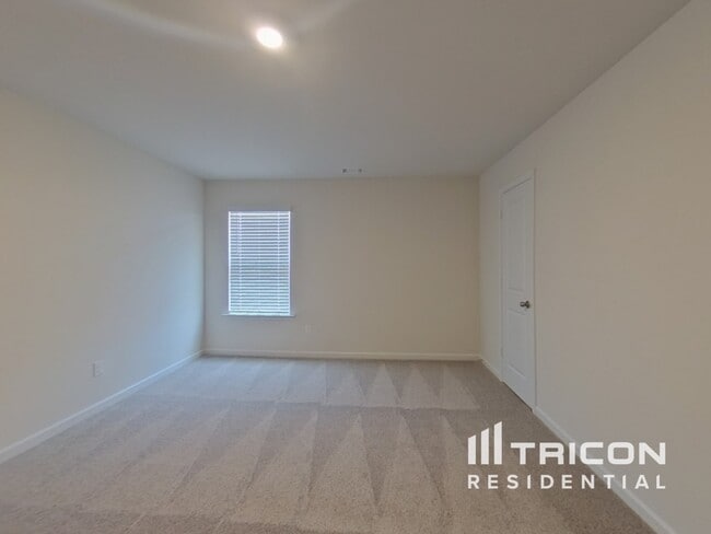 Building Photo - 928 Hesston Dr