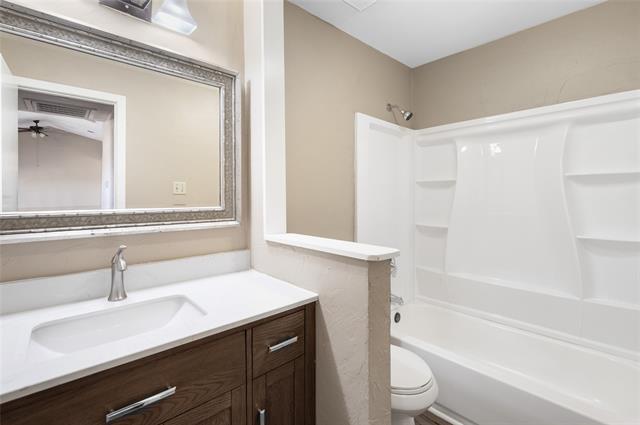 Building Photo - 208 W Maple St