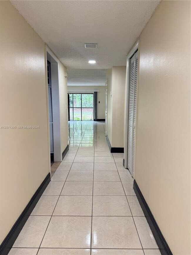 Building Photo - 215 Lakeview Dr