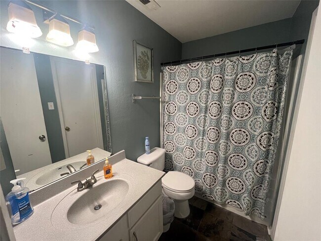 Building Photo - 1818 S Lakeshore Blvd