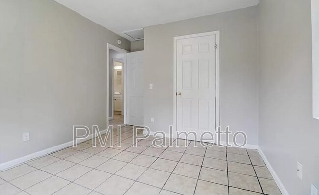 Building Photo - 329 Saddlefield Rd