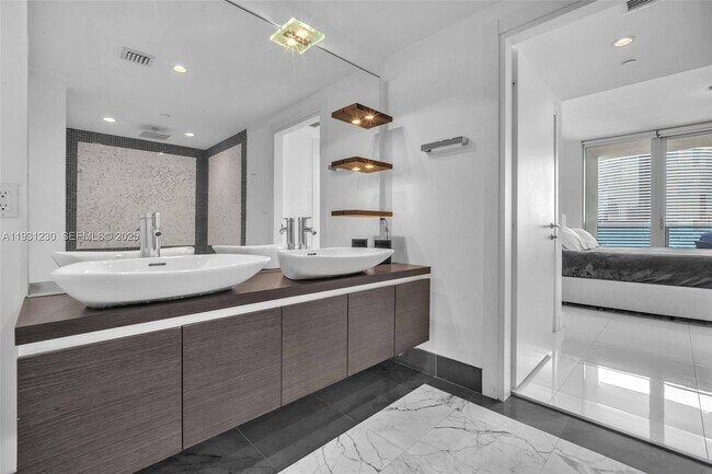 Building Photo - 200 Biscayne Blvd Way