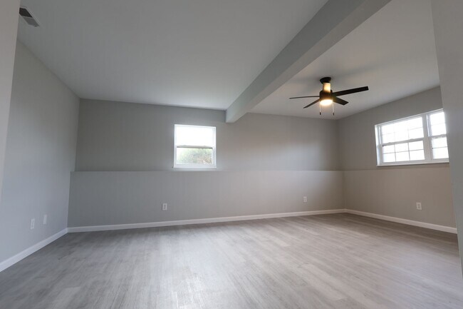 Building Photo - Beautiful 3 Bed 2.5 Bath w/2 Car Oversized Garage