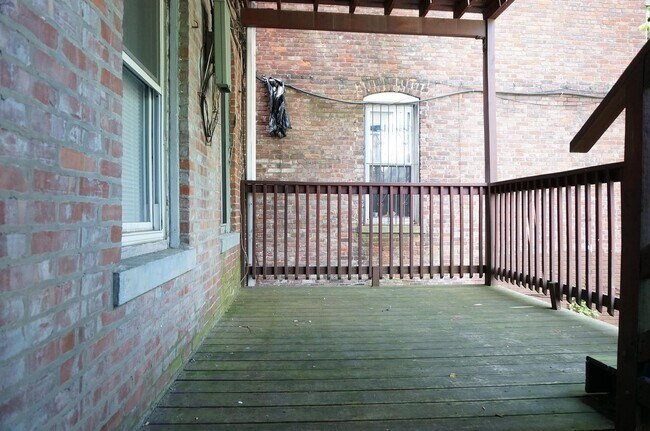 Building Photo - Large 2 bed unit on the Green Line with heat and water included!