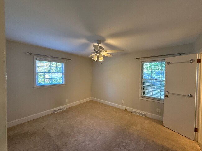 Building Photo - 3-Bedroom Home in Montclaire!