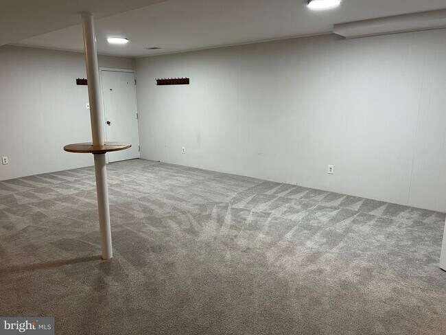 Building Photo - 8711 Braeburn Dr