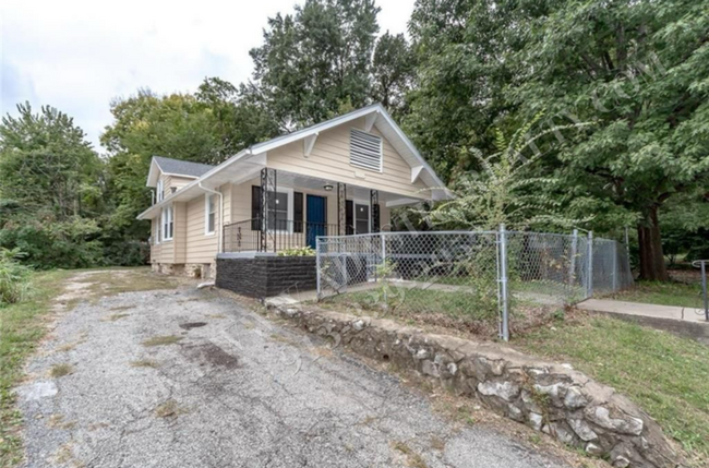 Primary Photo - ADORABLE 3 bedroom 1 bathroom home in KCMO...