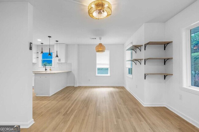 Building Photo - 844 Deckner Ave SW