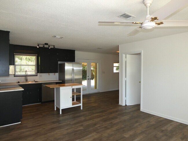 Building Photo - Charming 3-Bedroom Home - Scenic Hwy