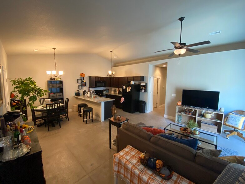 Building Photo - 2846 E 45th Ct N