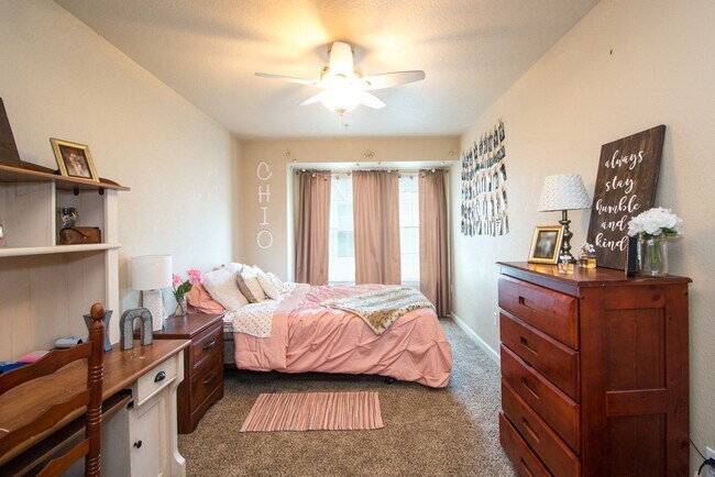 Building Photo - Oxford Terrace II: 4/4 luxury apartment just 3 blocks from UF & 1 block from Sorority Row. Now Re...