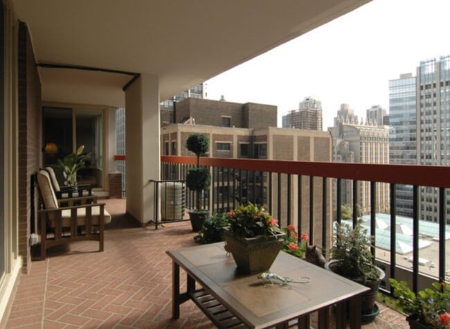 27ft long balcony! Very rare downtown! - 201 E Chestnut St