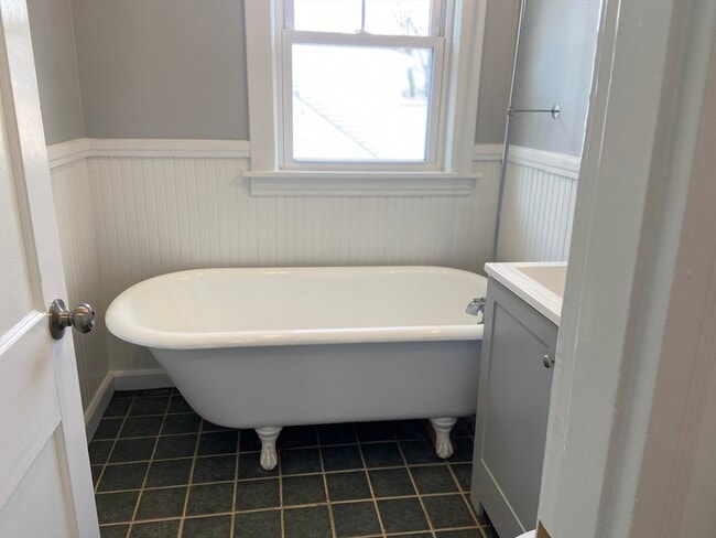 Building Photo - 16 Taft St