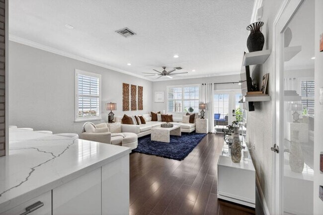 Building Photo - 203 E Thatch Palm Cir