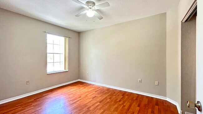 Building Photo - 116 SW Peacock Blvd