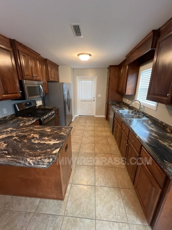 Building Photo - 214 Winterberry Way