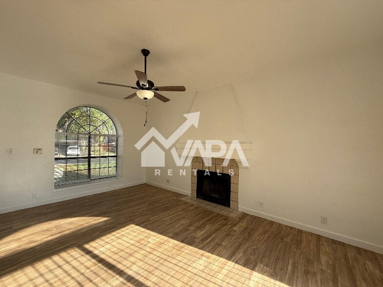 Building Photo - 4210 Sunrise Creek Dr