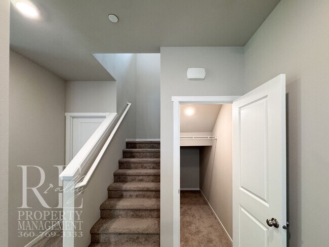 Building Photo - Bright 2024-Built Home with Modern Finishes & Fully Fenced Yard