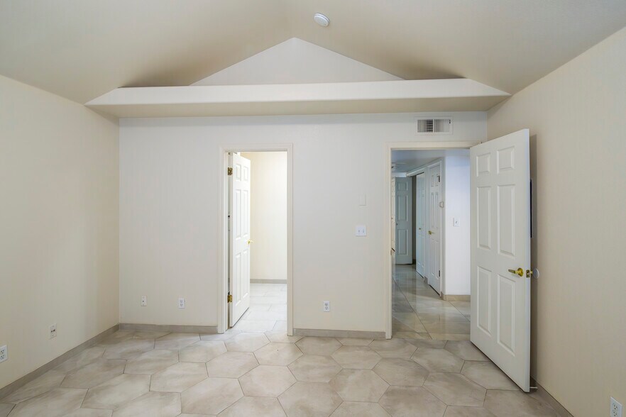 Building Photo - 1542 E Alluvial Ave